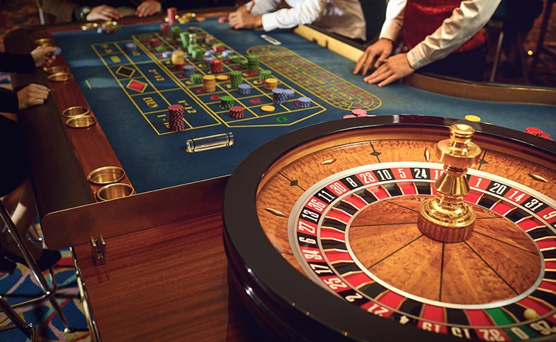Canlı Casino Nedir? 2025’te Gerçek Kumarhane Deneyimi Evinizde